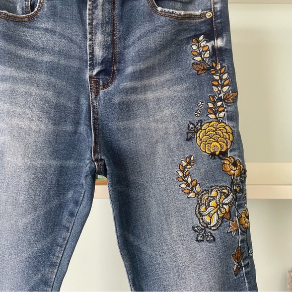 Stradivarius High-waisted Medium Blue Skinny Flower Embroidered Jeans - Picture 8 of 13